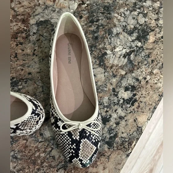 Gianni Bini faux snakeskin flats - Picture 2 of 4